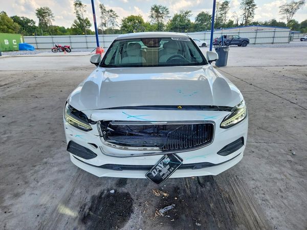 2017 VOLVO S90 Momentum