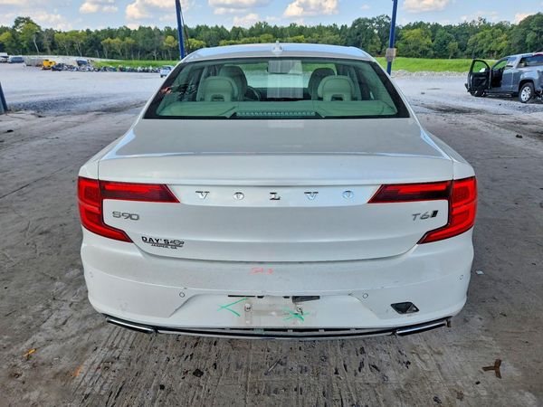 2017 VOLVO S90 Momentum