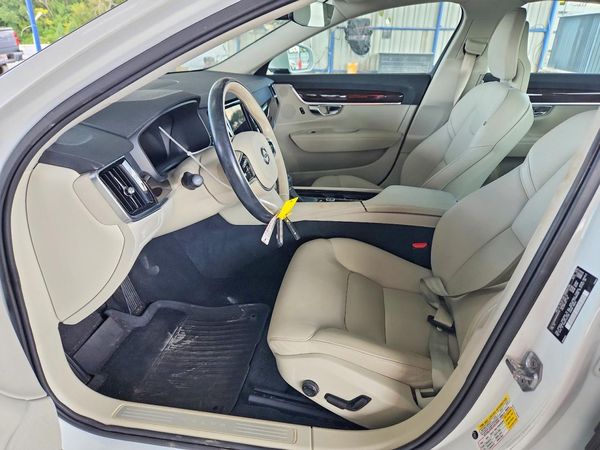 2017 VOLVO S90 Momentum