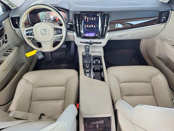 2017 VOLVO S90 Momentum