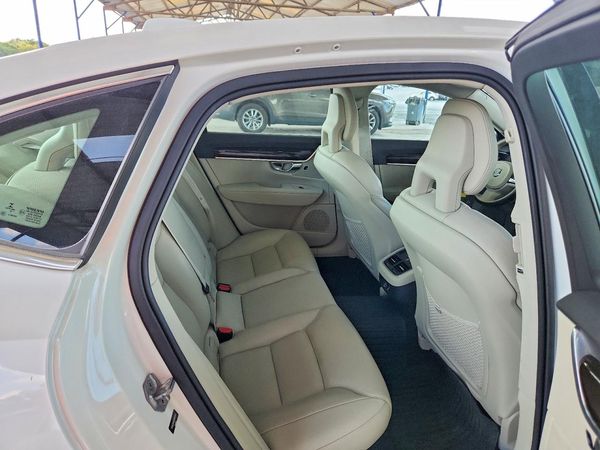2017 VOLVO S90 Momentum