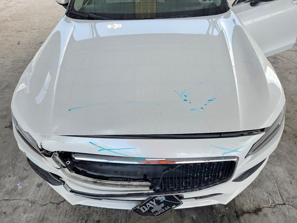2017 VOLVO S90 Momentum