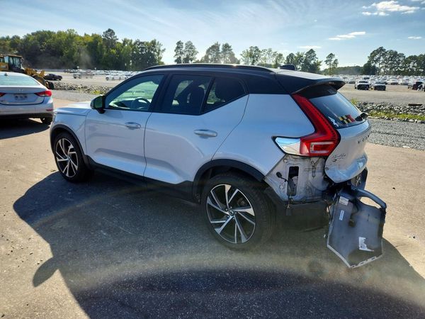 2021 VOLVO XC40