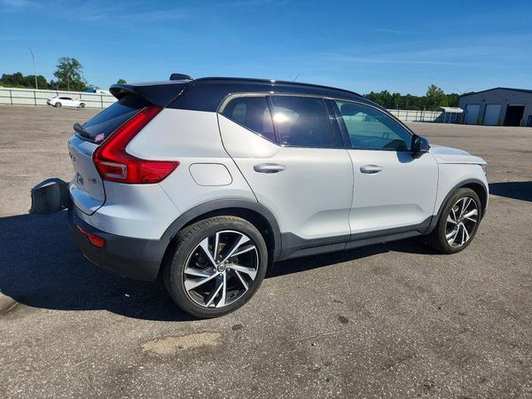 2021 VOLVO XC40