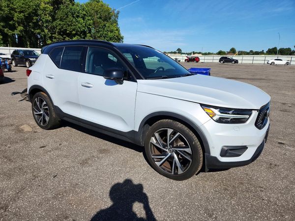 2021 VOLVO XC40