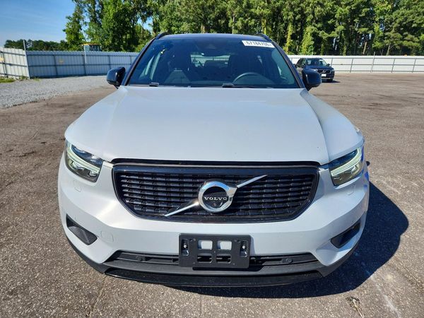 2021 VOLVO XC40