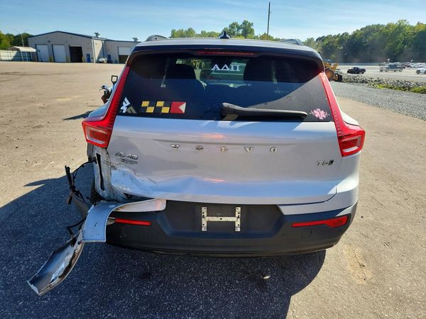 2021 VOLVO XC40