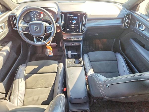 2021 VOLVO XC40