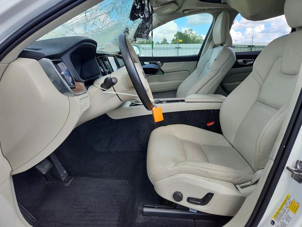 2022 VOLVO XC60 Momentum (excl S60)