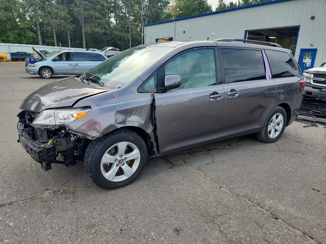 2018 TOYOTA SIENNA LE