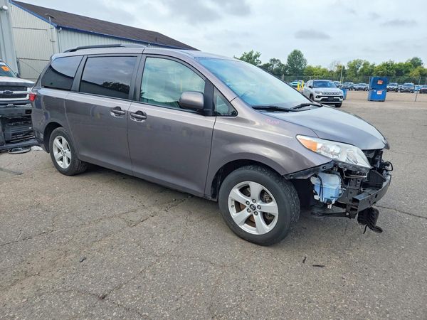 2018 TOYOTA SIENNA LE