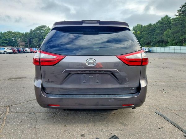 2018 TOYOTA SIENNA LE