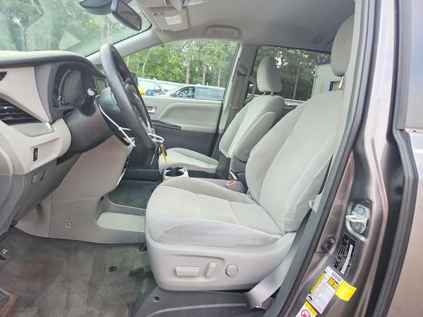 2018 TOYOTA SIENNA LE