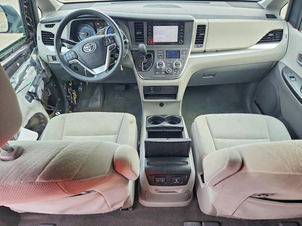 2018 TOYOTA SIENNA LE