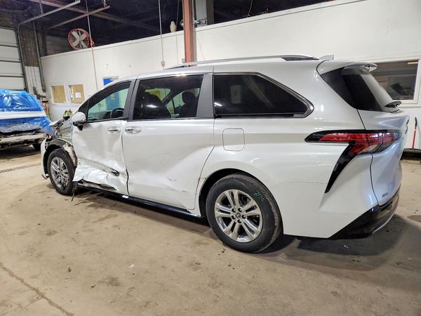 2024 TOYOTA SIENNA Platinum