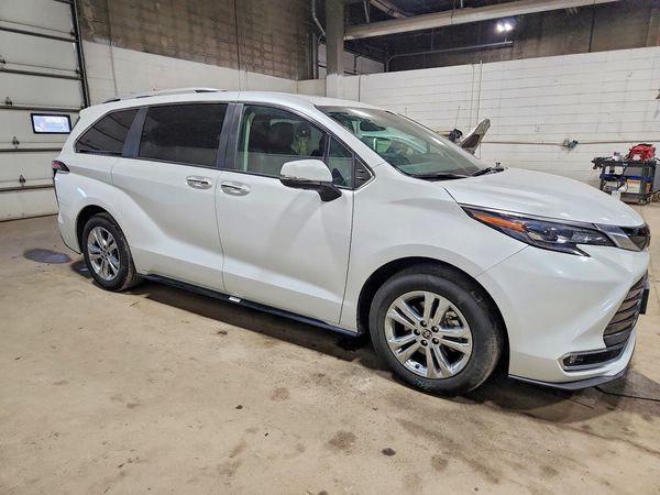 2024 TOYOTA SIENNA Platinum
