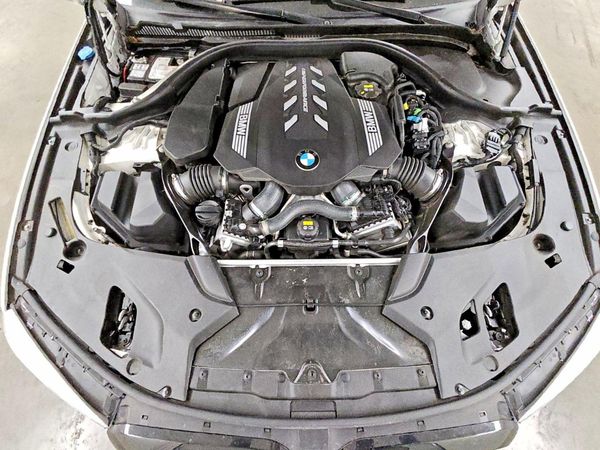 2020 BMW M550XI xDrive — Engine bay