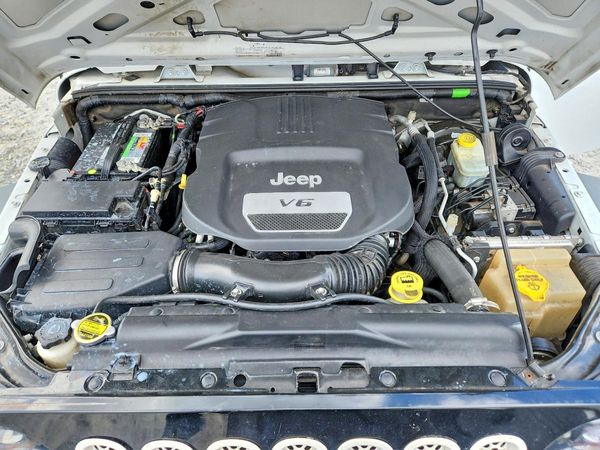 2017 JEEP WRANGLER UNLIMITED Unlimited Sport — Engine bay
