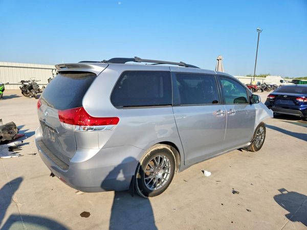 2014 TOYOTA SIENNA