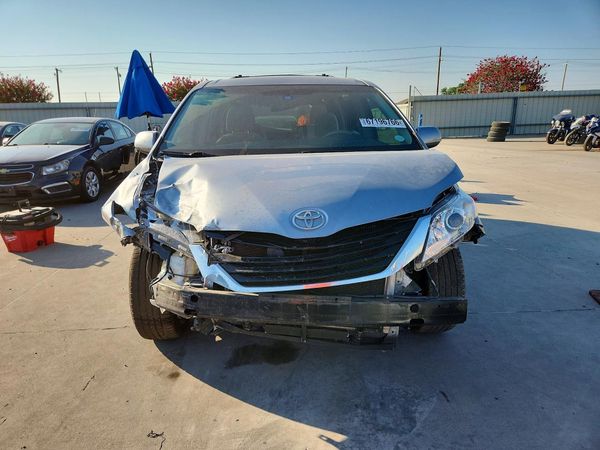2014 TOYOTA SIENNA
