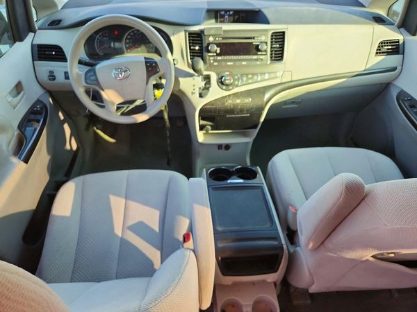 2014 TOYOTA SIENNA