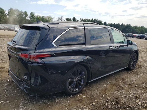 2023 TOYOTA SIENNA XSE