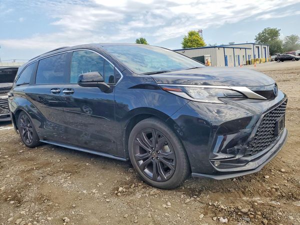 2023 TOYOTA SIENNA XSE