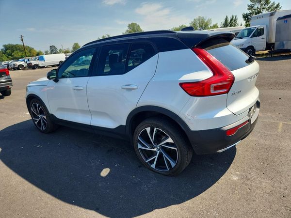 2020 VOLVO XC40