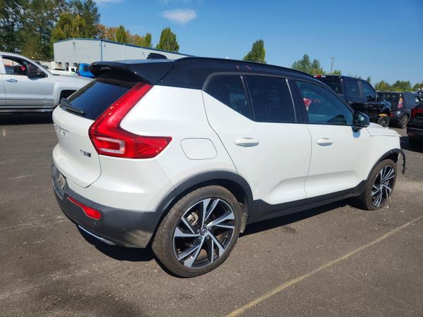 2020 VOLVO XC40
