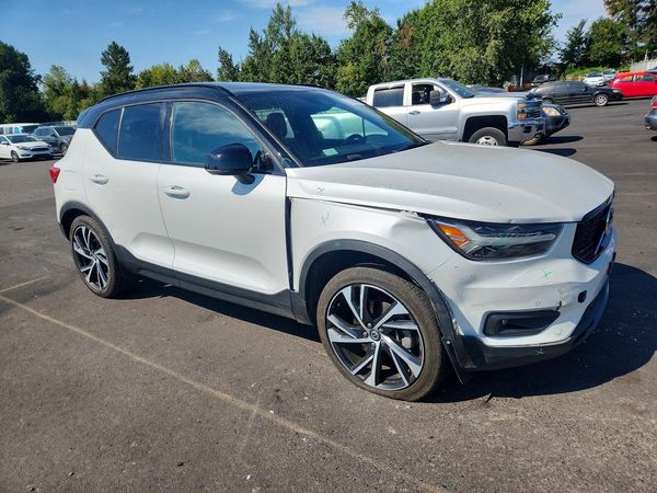 2020 VOLVO XC40