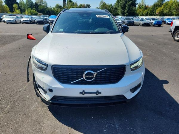 2020 VOLVO XC40