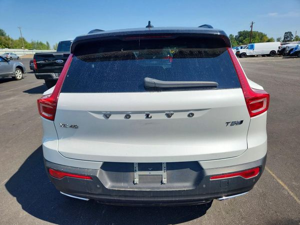 2020 VOLVO XC40