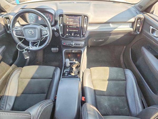 2020 VOLVO XC40