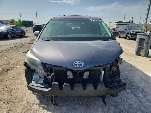 2017 TOYOTA SIENNA SE/SE Premium