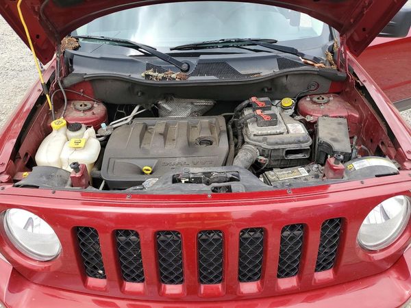2013 JEEP PATRIOT Latitude — Engine bay