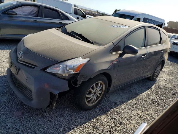 2014 TOYOTA PRIUS — Front 3/4