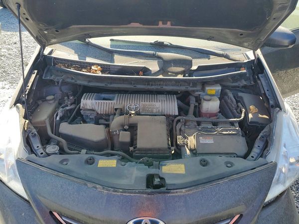2014 TOYOTA PRIUS — Engine bay
