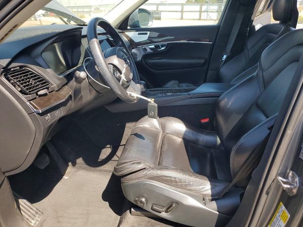 2017 VOLVO XC90 Momentum