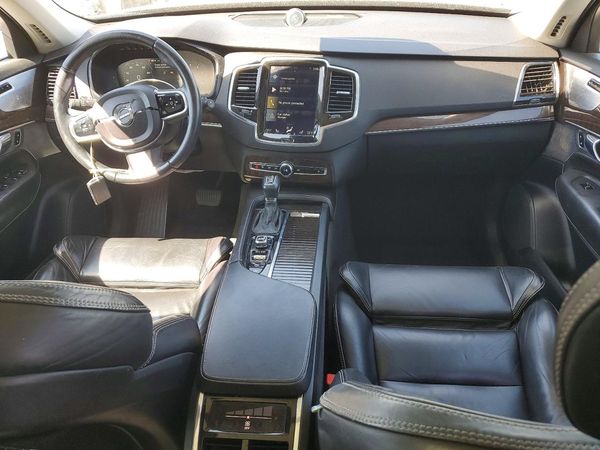 2017 VOLVO XC90 Momentum