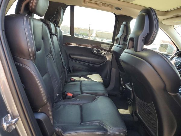 2017 VOLVO XC90 Momentum