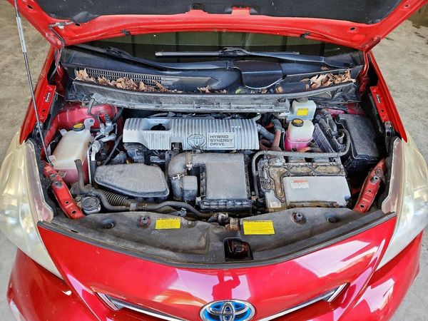 2012 TOYOTA PRIUS — Engine bay