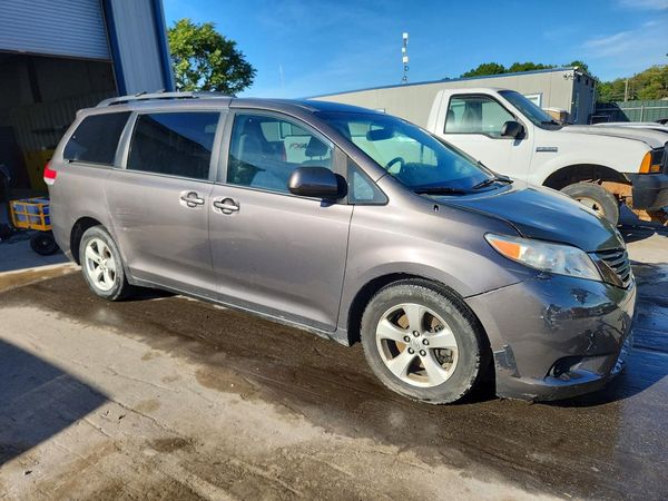 2013 TOYOTA SIENNA — Passenger 3/4