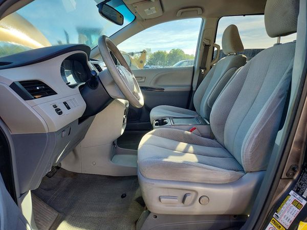 2013 TOYOTA SIENNA — DENT