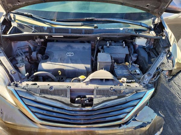 2013 TOYOTA SIENNA — Engine bay