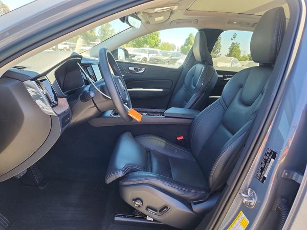 2023 VOLVO XC60 Ultimate Dark