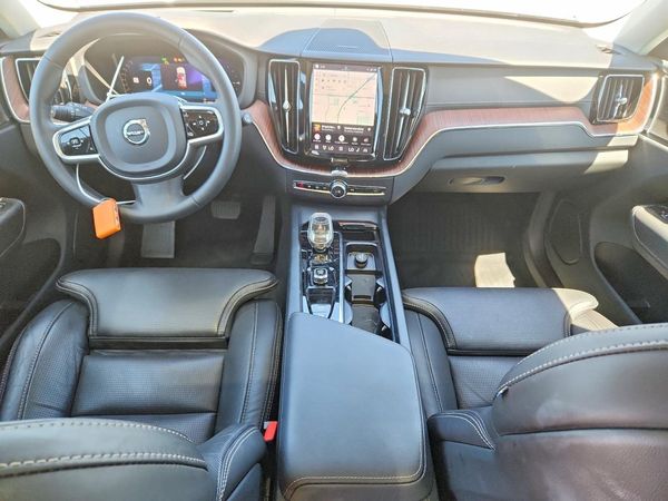 2023 VOLVO XC60 Ultimate Dark