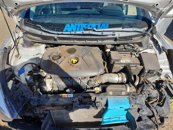 2016 HYUNDAI ELANTRA — Engine bay