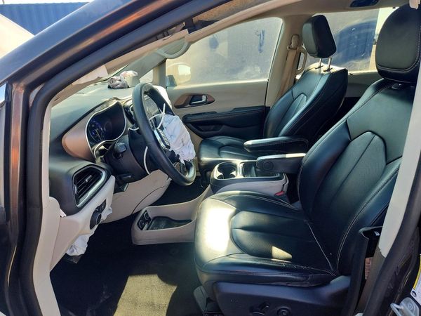 2020 CHRYSLER VOYAGER