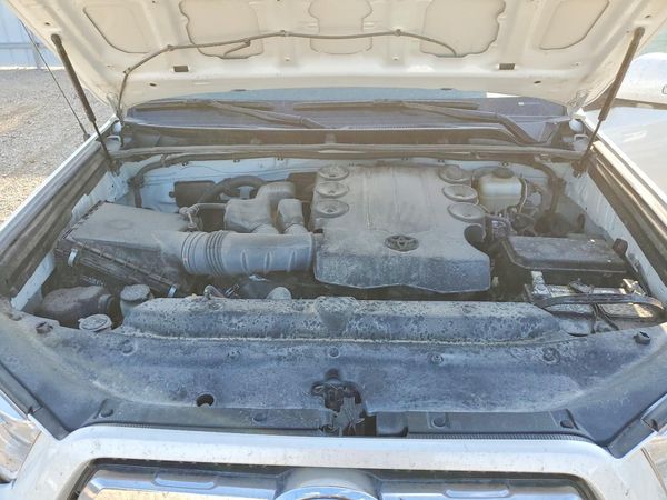 2013 TOYOTA 4RUNNER — Engine bay
