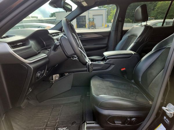 2023 JEEP GRAND CHEROKEE Laredo, Altitude